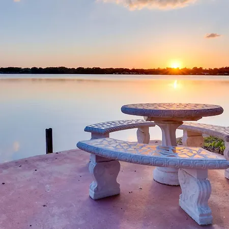 Spacious Tampa Home With Pool On Bellows Lake!